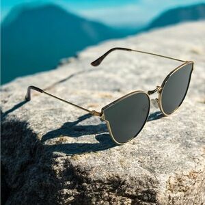 Thomas James TJ Kia 03 Goldeneye Stylish Gold and Black Sunglasses Trendy retro